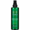 Taika Kosteuttava Kasvosuihke; vihreä pullo Taika Moisturising Face Mist -tuotetta mustalla suihkekorkilla, etiketti suomeksi ja englanniksi, sopii kaikille ihotyypeille; pullo lieriömäinen mattapinnalla; etiketissä puukuvituksia, yksinkertaista groteskityyppografiaa sekä merkintä 100 % vegaaninen ja sertifioitu luonnonkosmetiikka; ei ihmisiä tai käsiä; tausta tasainen ja neutraali.