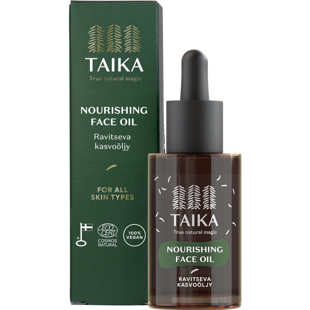 Taika Ravitseva Kasvoöljy; pullo ja pakkaus Taika Nourishing Face Oil -kasvoöljyä, merkitty kaikille ihotyypeille sopivaksi, 100 % vegaaniseksi ja luonnolliseksi; molemmat esineet raikkaan vihreitä valkoisin groteskitekstein; pakkauksessa hienovaraisia lehtikuvituksia; pinta mattapintainen; ei ihmisiä tai käsiä; kuvattu neutraalilla taustalla tavanomaisessa tuotekuvassa.