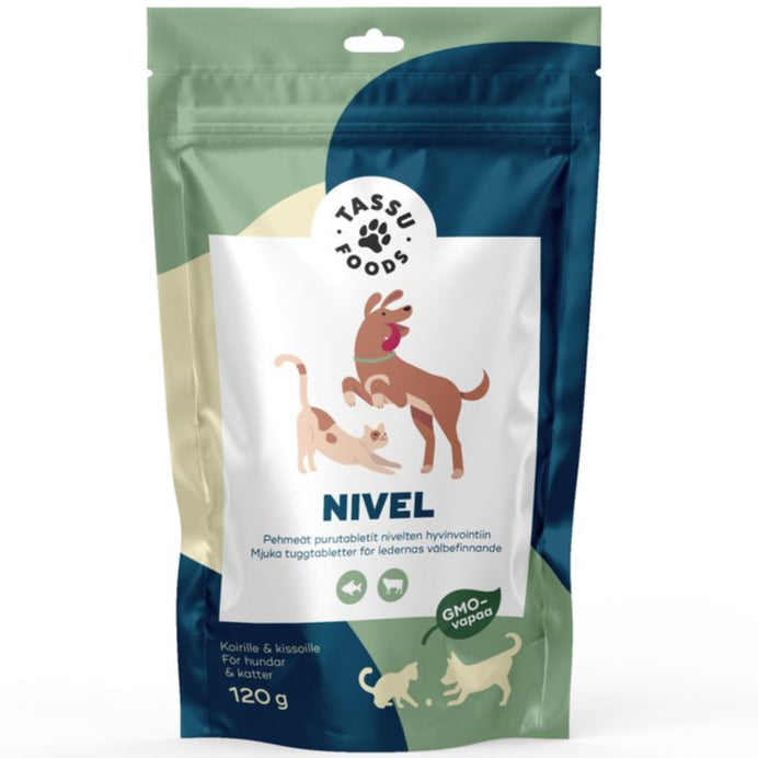 Tassu Foods Nivel -pehmeät purutabletit koirille ja kissoille; sininen, beige ja vihreä joustava pussi mattapinnalla, kuvituksena ruskea koira ja beige kissa leikkimässä; yksinkertainen groteskifontti; luettavissa maininnat GMO-free ja nivelten hyvinvoinnin tukeminen; ei ihmisiä tai käsiä; valkoinen tausta, tuote kuvattu edestä.