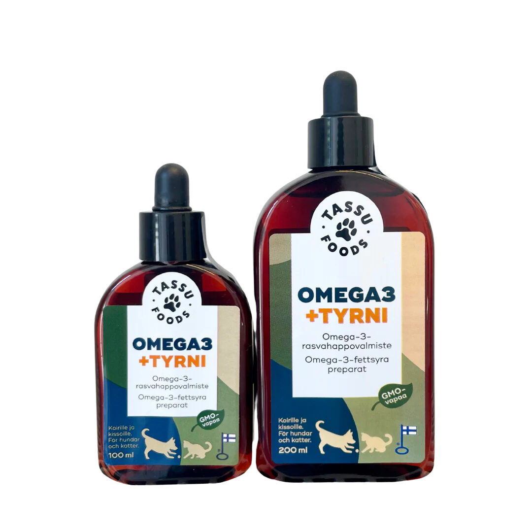 Kaksi Tassu Foods Omega3 + Tyrni -pulloa lemmikeille, toinen 100 ml ja toinen 200 ml, pumppukorkilla ja sinisin, vihrein ja oranssein etiketein, joissa eläinsiluetteja ja Suomen lippuja; pullot muovia mattapinnalla; etiketissä tuotetiedot selkeällä groteskikirjasimella; tausta valkoinen, ei ihmisiä tai muita esineitä näkyvissä. Tuote on suunniteltu tukemaan lemmikin terveyttä tärkeillä Omega-3-rasvahapoilla.