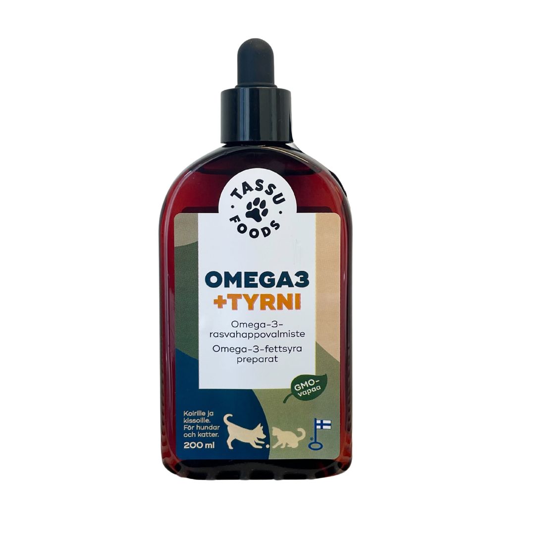 Tassu Foods Omega 3 + Tyrni -lisäravinnepullo koirille ja kissoille, tippakorkilla ja etiketissä tuotetietoa suomeksi sekä Suomen lippu; pullo lieriömäinen, tummaa lasia mattapinnalla; tippakorkki mustaa muovia; etiketissä selkeää groteskityypografiaa valkoisin, oranssein ja sinisin elementein; tuote kuvattu yksinkertaisella taustalla; ei ihmisiä tai käsiä näkyvissä.