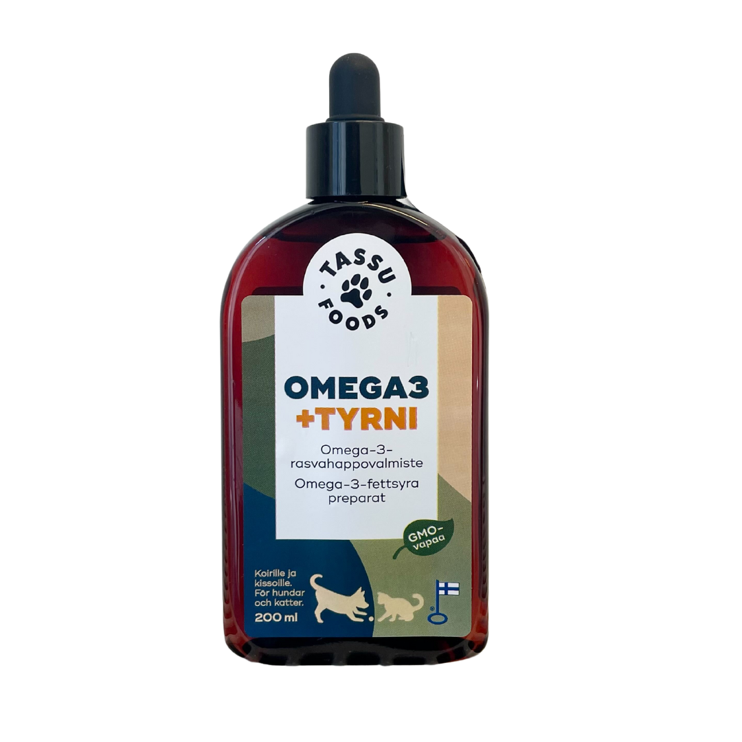 Tassu Foods Omega 3 + Tyrni -lisäravinnepullo koirille ja kissoille, tippakorkilla ja etiketissä tuotetietoa suomeksi sekä Suomen lippu; pullo lieriömäinen, tummaa lasia mattapinnalla; tippakorkki mustaa muovia; etiketissä selkeää groteskityypografiaa valkoisin, oranssein ja sinisin elementein; tuote kuvattu yksinkertaisella taustalla; ei ihmisiä tai käsiä näkyvissä.