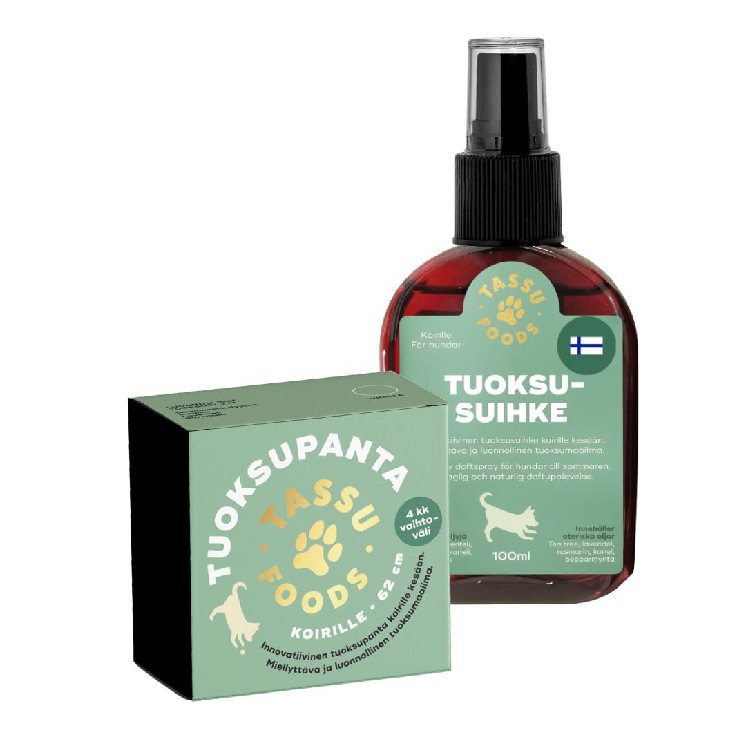 Tassu Foods Tuoksupanta: suomalainen koirille tarkoitettu tuotesetti – vihreä suorakulmainen rasia tekstillä "Tuoksupanta" ja valkoinen suihkepullo tekstillä "Tuoksusuihke", molemmissa painettuja koirakuvituksia, keltaisia tassunjälkilogoja ja pieni Suomen lipun kuvake; molemmissa selkeät etiketit yksinkertaisella groteskikirjasimella; tuotteet asetettu neutraalia taustaa vasten tuoteryhmäkuvassa.