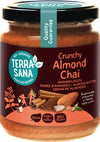 TerraSana Crunchy Almond Chai -luomumantelitahna lasipurkissa, etiketissä kaneli, kardemumma ja mantelit