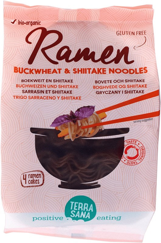 TerraSana Luomu Ramen Tattari & Siitake Nuudelit, pakkaus tattari- ja siitakenuudeleille, näyttää mustan kulhon syömäpuikkoineen pitelemässä nuudeleita; etusivulla mattapintainen pakkaus valokuvalla annoksesta; tekstissä "gluteeniton", "luomu" ja "4 tattarista valmistettua ramen-nuudelikakkua"; groteskifonttia käytössä; ei ihmisiä eikä käsiä näkyvissä, valkoinen tausta, tuote keskitettynä.