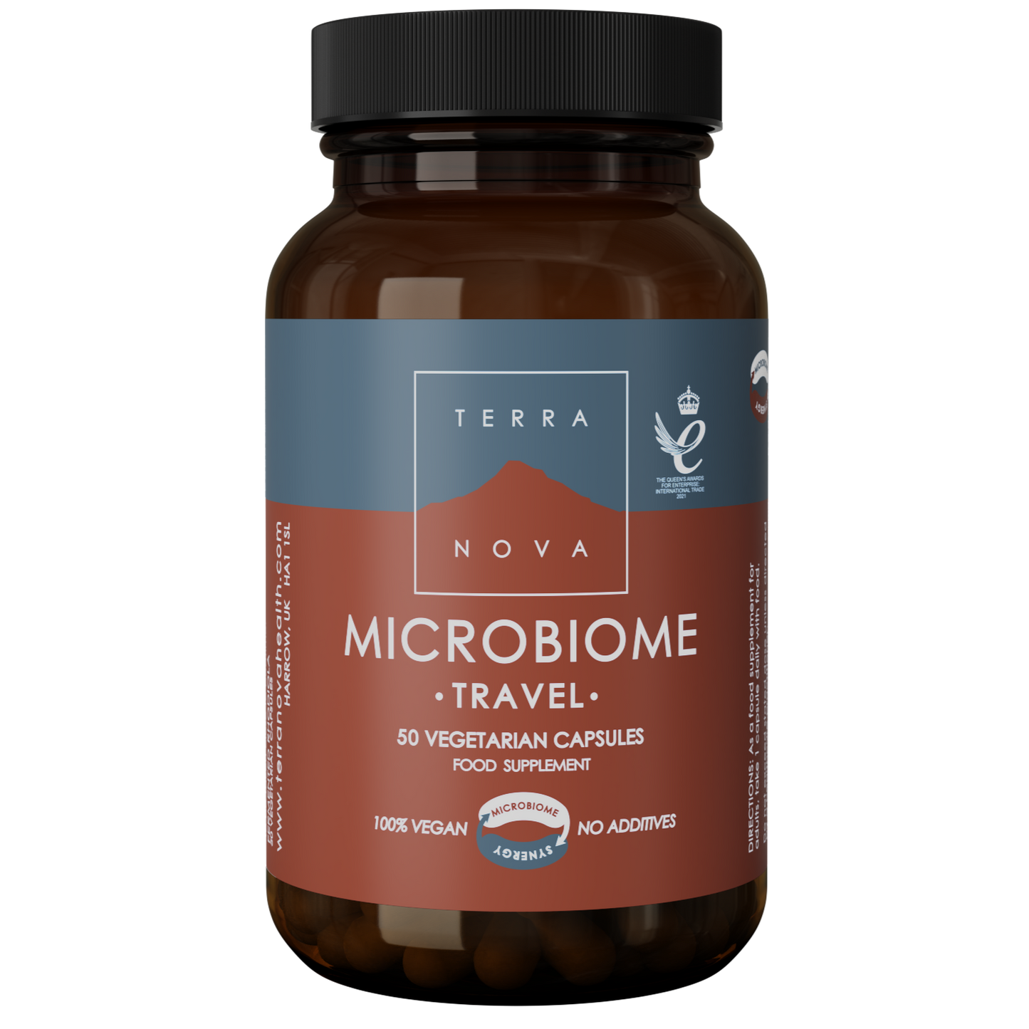 Terranova Microbiome Travel; ruskea lieriömäinen pullo mattapinnalla, merkitty ”Terra Nova Microbiome Travel”, sisältää 50 kasviskapselia; muovikorkki yksivärinen; etiketissä valkoista tikkukirjasintekstiä tummaa taustaa vasten, lihavoituja osioita ja useita fonttikokoja; näkyvissä väitteitä vegaanisuudesta, lisäaineettomuudesta ja matkakäytön tuesta; tausta tasainen ja neutraali, ei ihmisiä näkyvissä.