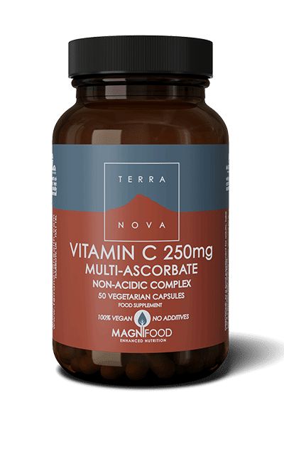 Terranova Multi-C-vitamiini 250 mg Complex -pullo, tummameripihkanvärinen mattapinta, kierrekorkki; valkoinen-musta groteskiteksti punaisilla ja harmailla lohkoilla, ei-hapan, 100 % vegaaninen, 50 kapselia