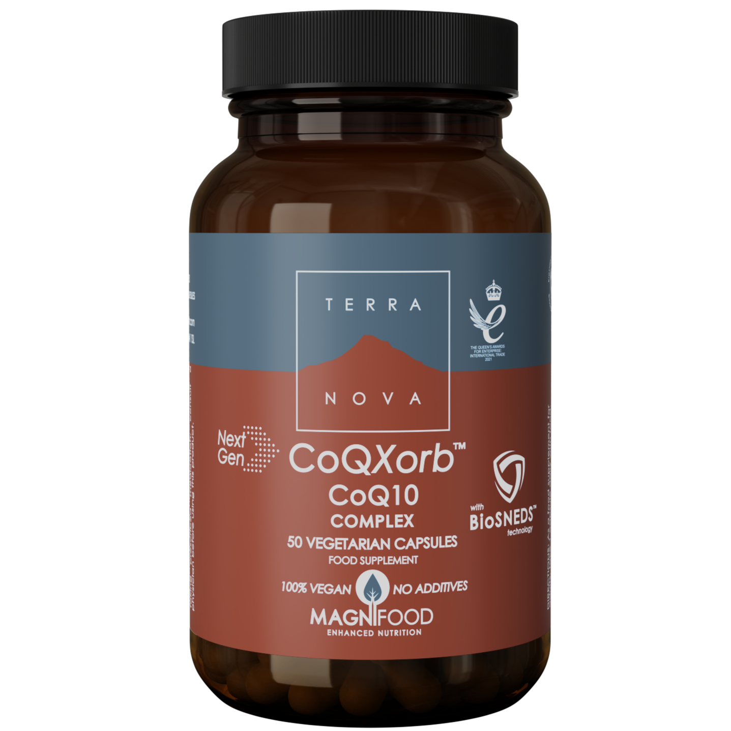 Terranova NextGen CoQXorb CoQ10 Complex; ruskea pullo tekstillä ”Terra Nova CoQXorb CoQ10 Complex”, 50 kasviskapselia; etiketissä korostettu 100 % vegaaninen, lisäaineeton koostumus ja Next Gen BioSNEDS -teknologia; musta kierrekorkki päällä; lieriömäinen muoto sileällä mattapinnalla; etiketissä groteskikirjasinta valkoisena ja punaisena tummaa taustaa vasten; ei ihmisiä tai käsiä; tausta tasainen ja neutraalisti valaistu; keskikokoinen lähikuva.