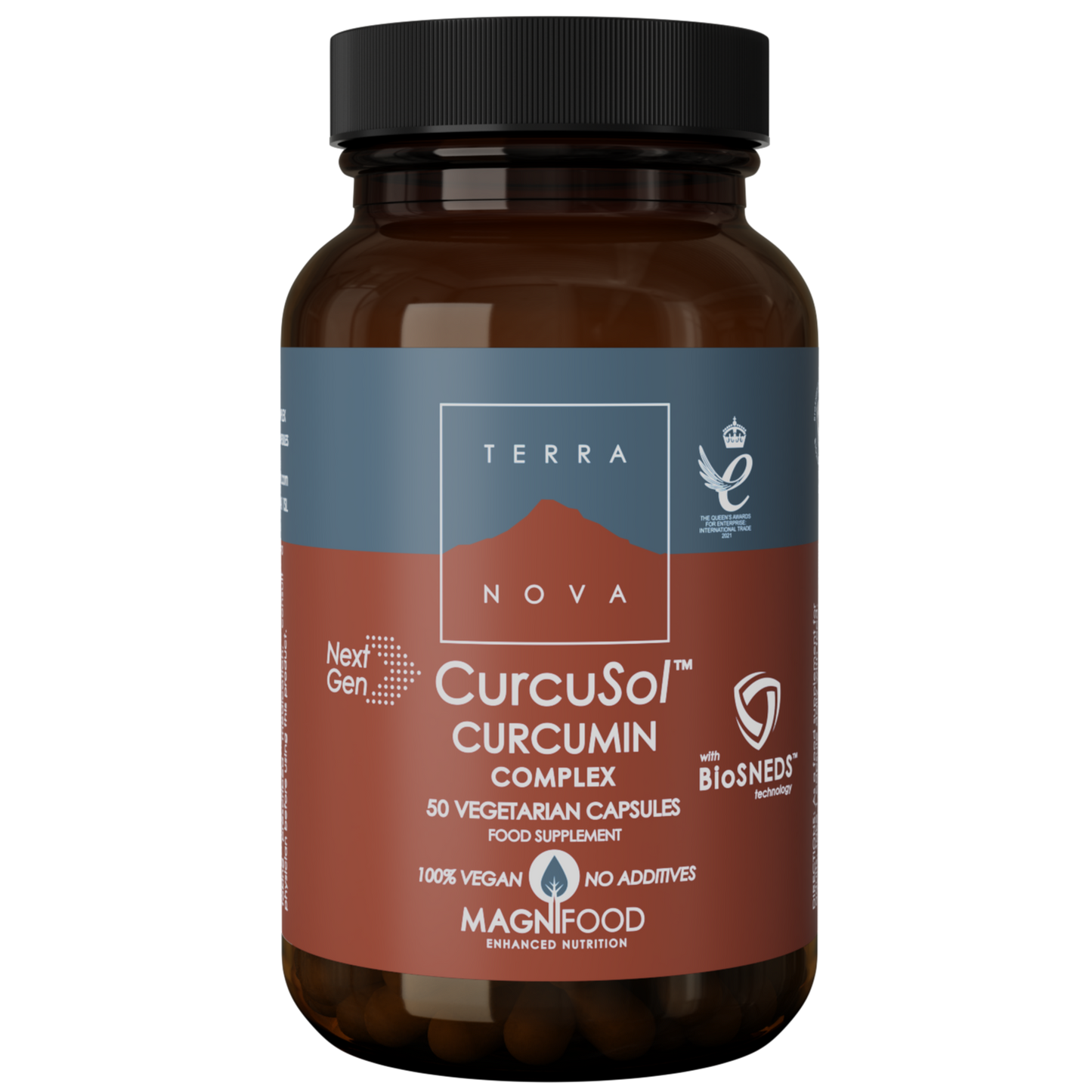 Terranova NextGen CurcuSol Curcumin Complex; ruskea pullo Terra Nova CurcuSol Curcumin Complex -tuotetta, 50 kasviskapselia; pullo lieriömäinen mattapinnalla ja tumma korkki; etiketti pääosin tummanpunainen ja valkoinen, groteskityyppografiaa, kuvakkeita 100 % vegaanisesta ja lisäaineettomasta koostumuksesta sekä Magnifood-logo; tuote pystyasennossa tasaisella taustalla, ei ihmisiä tai muita esineitä näkyvissä.