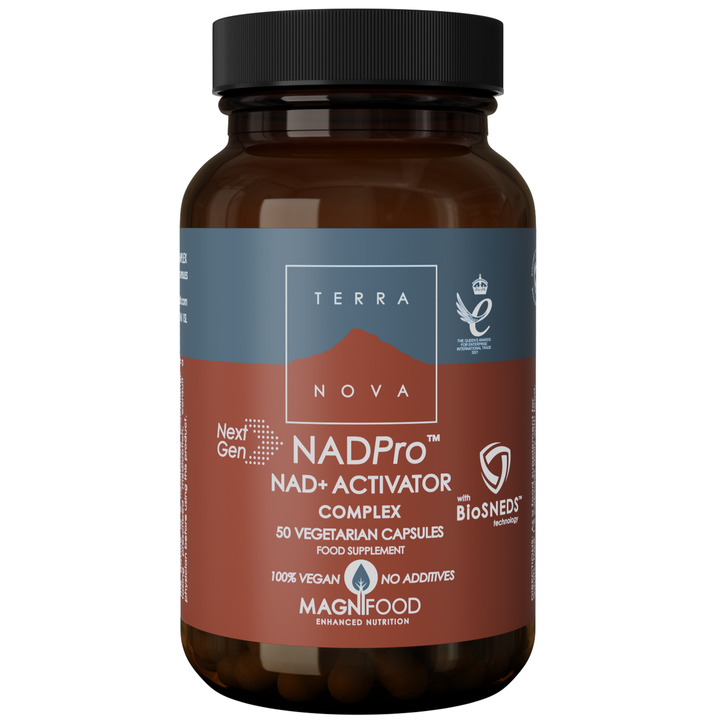 Terranova NextGen NADPro Complex; ruskea pullo Terra Nova NADPro NAD+ Activator Complex -tuotetta, 50 kasviskapselia; pullo lieriömäinen mattapinnalla, suuri etiketti sinivihreissä sävyissä selkeällä groteskityyppografialla; luettavassa tekstissä ”vegan”, ”no additives”, ”food supplement” sekä Magnifood- ja BioSNEDS-logot; tausta tasainen valkoinen, kuva keskitetty, ei ihmisiä tai käsiä.