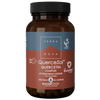 Terranova NextGen Quercesol Quercetin Complex; ruskea, lieriömäinen lasipullo mattapinnalla; musta kierrekansi erottuu rungosta; painetussa etiketissä teksti ”Terra Nova QuerceSol Quercetin Complex”, ”50 vegetarian capsules”, sekä maininta vegaanisesta, lisäaineettomasta ravintolisästä selkeällä groteskikirjasimella; tuote tasaisella valkoisella taustalla, ei ihmisiä tai rekvisiittaa.