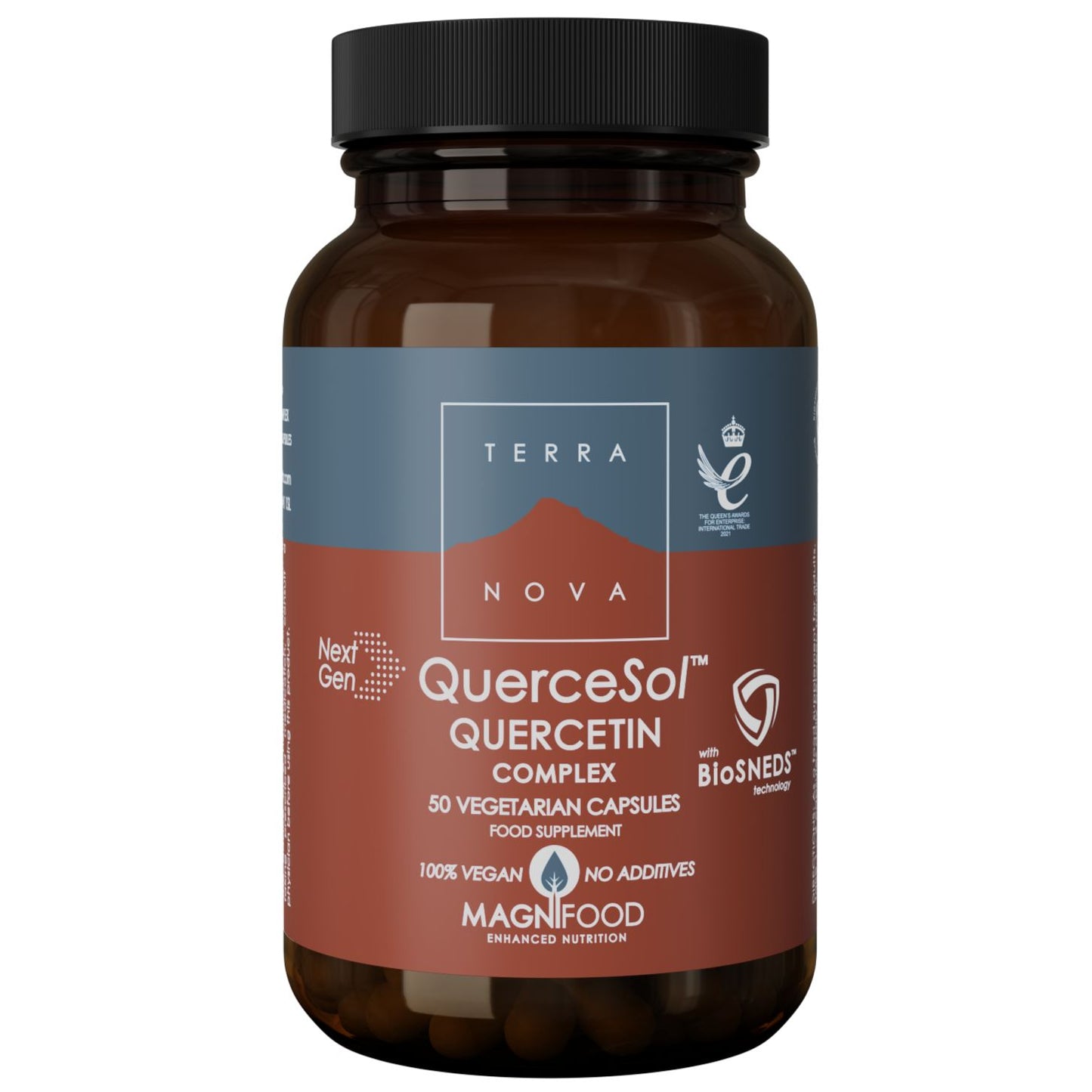 Terranova NextGen Quercesol Quercetin Complex; ruskea, lieriömäinen lasipullo mattapinnalla; musta kierrekansi erottuu rungosta; painetussa etiketissä teksti ”Terra Nova QuerceSol Quercetin Complex”, ”50 vegetarian capsules”, sekä maininta vegaanisesta, lisäaineettomasta ravintolisästä selkeällä groteskikirjasimella; tuote tasaisella valkoisella taustalla, ei ihmisiä tai rekvisiittaa.