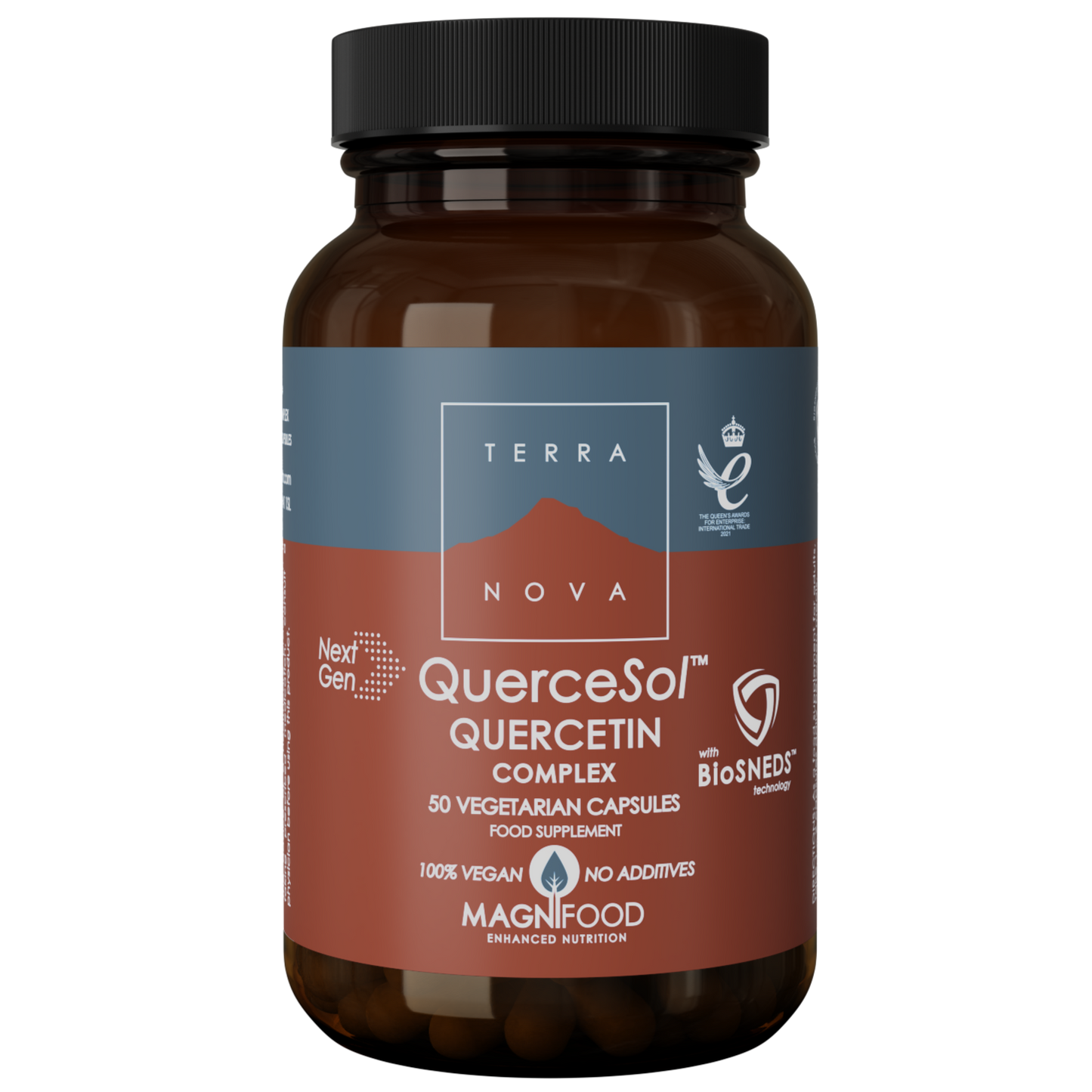 Terranova NextGen Quercesol Quercetin Complex; ruskea, lieriömäinen lasipullo mattapinnalla; musta kierrekansi erottuu rungosta; painetussa etiketissä teksti ”Terra Nova QuerceSol Quercetin Complex”, ”50 vegetarian capsules”, sekä maininta vegaanisesta, lisäaineettomasta ravintolisästä selkeällä groteskikirjasimella; tuote tasaisella valkoisella taustalla, ei ihmisiä tai rekvisiittaa.