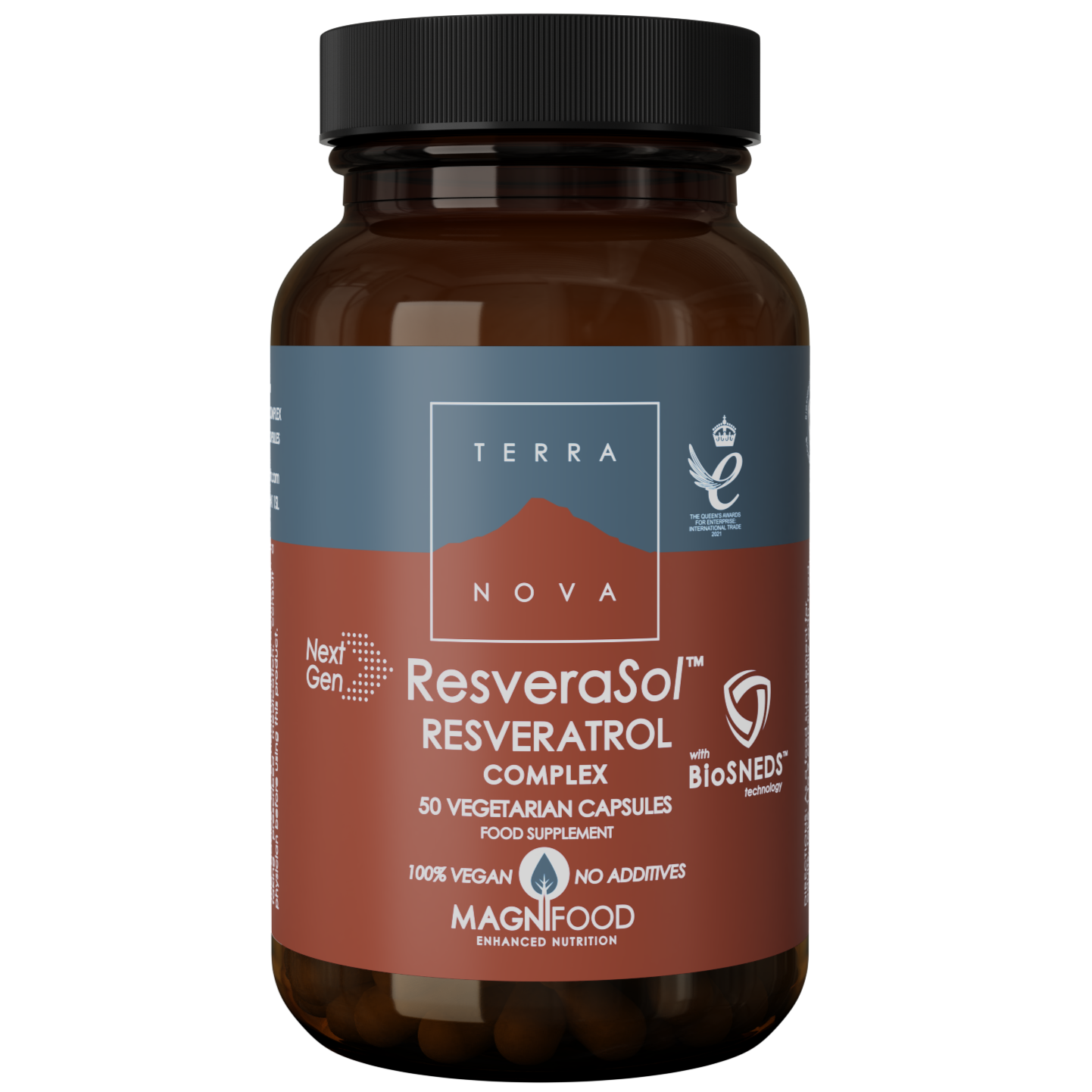 Terranova NextGen ResveraSol Complex; ruskea pullo tekstillä ”Terra Nova ResveraSol Resveratrol Complex”, 50 kasviskapselia; etiketti korostaa vegaanisuutta, lisäaineettomuutta ja ravintolisäominaisuuksia sekä resveratrolin sisältöä; pullo lieriömäinen mattapinnalla ja kierrekorkilla; etiketissä lihavoitua groteskitekstiä valkoisena punaisella taustaosalla; tuote kuvattu pystyasennossa tasaisella valkoisella taustalla, ei ihmisiä tai käsiä.