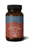 Terranova Oliivinlehti 450 mg; ruskea pullo tekstillä "Terra Nova Fresh Freeze Dried Olive Leaf 450mg", sisältää 50 kasviskapselia; etiketissä maininta 100-prosenttisesta vegaanisuudesta ja lisäaineettomuudesta; lieriömäinen astia mattapinnalla, etiketti groteskitekstiä ja lohkokirjasinta tuotenimelle ja annostukselle; ei ihmisiä tai käsiä; tausta tasaisen vaaleanharmaa, suoraan edestä kuvattu.