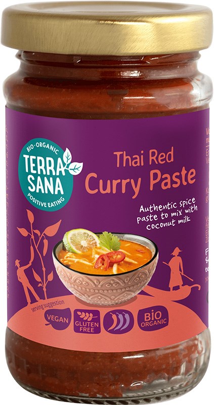 Terrasana Luomu Punainen Currytahna; purkki thaimaalaista punaista currytahnaa violetilla etiketillä, kuvassa kulho currya ja kuvakkeet vegaanisuudesta, gluteenittomuudesta ja luomusta; etiketissä lukee, että aidon currytahnan voi sekoittaa kookosmaitoon vahvan, aidon maun saamiseksi; lasipurkki metallikannella, kiiltäväpinta; groteskikirjasinta etiketissä; neutraali tausta, ei ihmisiä tai käsiä, tuote lähikuvassa.