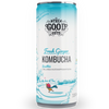 Tölkki The Good Guys Fresh Ginger Kombuchaa, jossa on eloisaa sinistä ja valkoista lumimaisemakuvitusta, hahmo pulkkamäessä, sekä yksityiskohtaista tuotetietoa englanniksi ja suomeksi etiketissä. Lieriömäinen alumiinitölkki, mattapinta. Etikettisuunnittelussa käytetään lihavoitua pääteviivatonta fonttia eri painoin. Tuotenimi näkyy näkyvästi. Kuva on otettu suoraan edestä pelkistettyä taustaa vasten, ilman näkyviä ihmisiä tai käsiä.