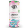 The Good Guys Luomu Kombucha Wild Raspberry, tölkki värikkäällä ja leikkisällä kuvituksella järven rannasta puineen, talon ja uivan henkilön kanssa; 330 ml kombucha koristeltu eloisin vaaleanpunaisin ja sinisin sävyin; metallitölkki kiiltäväpintainen ja sylinterimäinen; hallitsevat värit pinkki ja sininen; etikettiteksti lihavoidulla groteskifontilla; ei ihmisiä eikä käsiä näkyvissä valkoisella taustalla, kuva suoraviivainen tuotekuva edestä silmän korkeudelta.