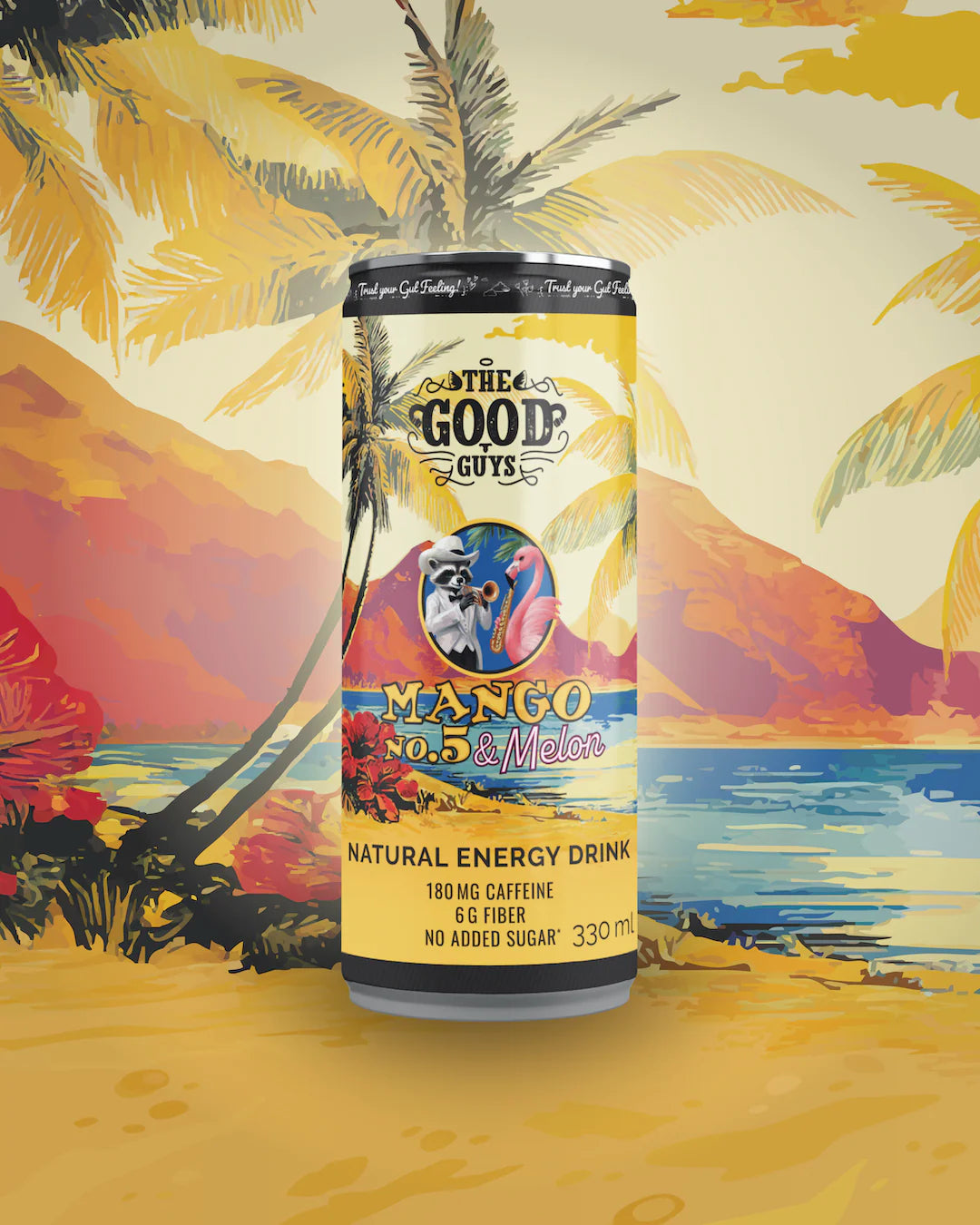 The Good Guys Natural Energy Drink Mango no.5 & Melon; tölkki The Good Guys Mango No. 5 & Melon -luonnollista energiajuomaa näytetään trooppisen rantamaiseman ja palmujen kuvituksin taustalla; sylinterin muotoisessa tölkissä metallinen pinta ja lihavoitua groteskitypografiaa brändille ja maulle; etiketissä mainitaan kofeiini, kuitu ja ei lisättyä sokeria; ei ihmisiä tai käsiä kuvassa.