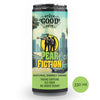 The Good Guys Natural Energy Drink Pear Fiction; korkea tölkki Pear Fiction -energiajuomaa The Good Guys -merkiltä, kuvituksena pukuisia eläimiä, palmuja, kaupunkirakennuksia ja vihreä auto; korostaa 180 mg kofeiinia ja 6 g kuitua pitkäkestoiseen energiaan ilman lisättyä sokeria, kätevässä 330 millilitran koossa; alumiinitölkki mattapinnalla; etiketti lihavoitua groteskitypografiaa ja yksityiskohtaisia värikkäitä grafiikoita; kuva tasaista taustaa vasten ilman ihmisiä tai käsiä.