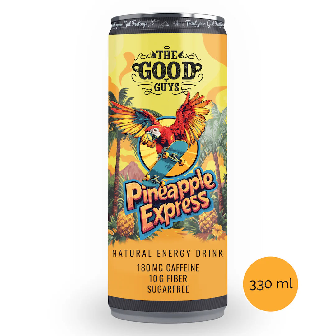 The Good Guys Natural Energy Drink Pineapple Express; 330 ml:n tölkki luonnollista energiajuomaa, kuvassa papukaija rullalaudalla ja trooppinen tausta, 180 mg kofeiinia, 10 g kuitua ja sokeriton energisointiin; tölkki on sylinterinmuotoinen kiiltäväpinnalla monivärisin etikettikuvituksin; suuri lihavoitu groteskiteksti esittää tuotetiedot; ei ihmisiä tai käsiä näkyvissä; tausta on neutraali.