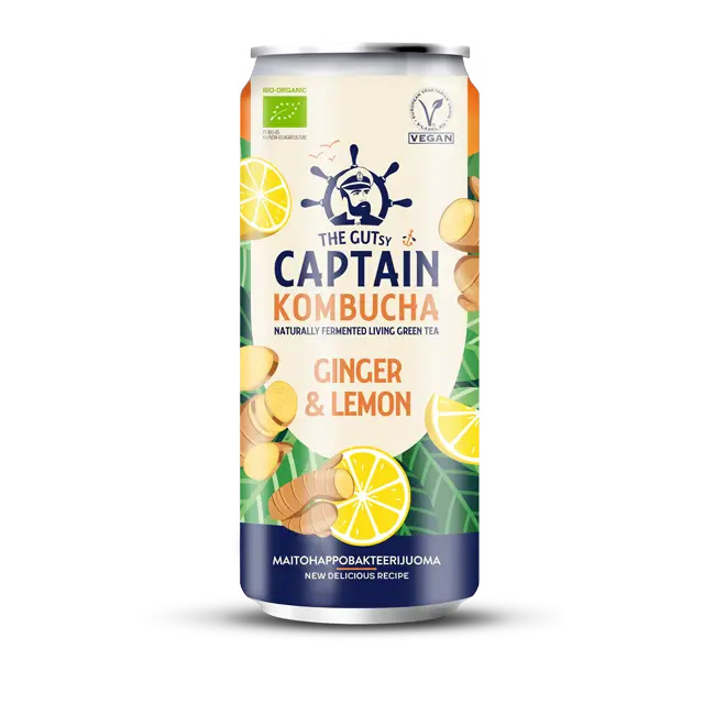The Gutsy Captain Luomu Kombucha Ginger-Lemon; tölkki Captain Kombucha -juomaa inkiväärin ja sitruunan maussa, kuvituksena sitruunaviipaleita ja inkivääriä vihreine lehtineen; tölkki lieriömäinen mattapinnalla; etiketissä lihavoitua tikkukirjasinta brändille ja tuotenimelle; tekstissä mainittu luomu ja luonnollisesti käytetty kombucha; tausta tasainen valkoinen, ei ihmisiä tai käsiä; suoraviivainen tuotekuva.