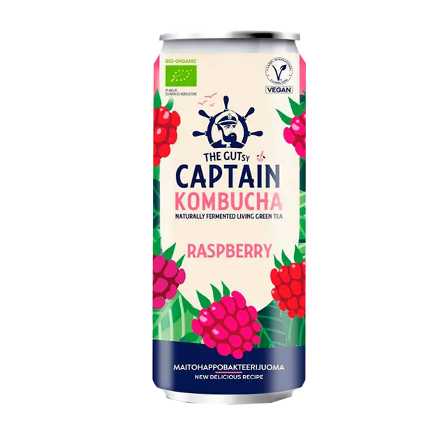 The Gutsy Captain Luomu Kombucha Raspberry; tölkki Captain Kombucha -juomaa vadelman maussa, kuvituksena vadelmia ja vihreitä lehtiä; lieriömäinen metallitölkki mattaetiketillä, pääväreinä vaaleanpunainen ja valkoinen; etiketissä lihavoitua antiikva- ja tikkukirjasinta, osa tekstistä versaalikirjaimin; avainsanoina ”vegan”, ”organic” ja ”naturally fermented drink”; neutraali tausta, ei ihmisiä tai käsiä; suora tuotekuva.