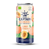 The Gutsy Captain Luomu Kombucha Sunny Peach; tölkki Captain Kombucha -juomaa persikan maussa, eloisia kuvituksia persikoista ja vihreän teen lehdistä sekä luomu- ja vegaanisertifiointimerkintöjä valkoisella taustalla; tölkki lieriömäinen mattapinnalla ja tavallinen aukaisurengas; pääetiketti lihavoidulla tikkukirjasimella, sertifiointimerkeissä omat kuvakkeet; ei ihmisiä tai käsiä näkyvissä.
