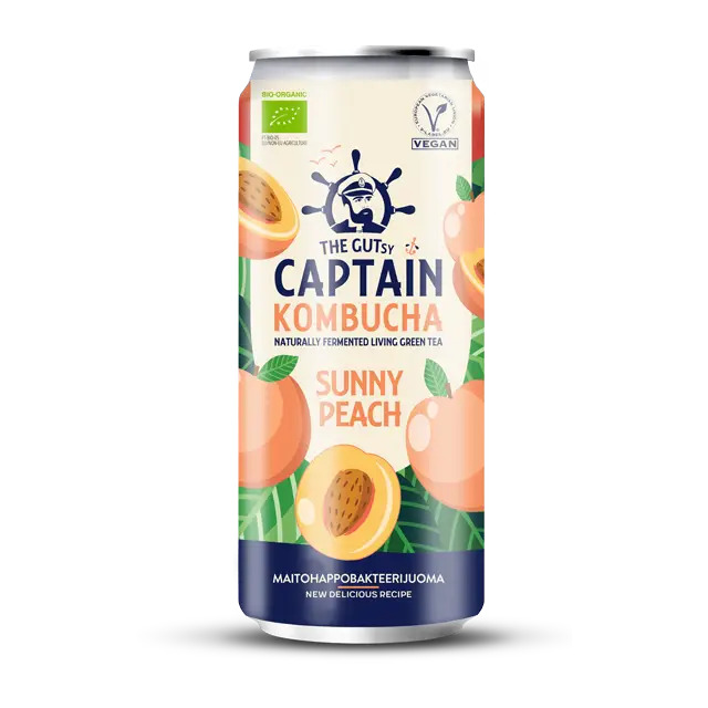 The Gutsy Captain Luomu Kombucha Sunny Peach; tölkki Captain Kombucha -juomaa persikan maussa, eloisia kuvituksia persikoista ja vihreän teen lehdistä sekä luomu- ja vegaanisertifiointimerkintöjä valkoisella taustalla; tölkki lieriömäinen mattapinnalla ja tavallinen aukaisurengas; pääetiketti lihavoidulla tikkukirjasimella, sertifiointimerkeissä omat kuvakkeet; ei ihmisiä tai käsiä näkyvissä.