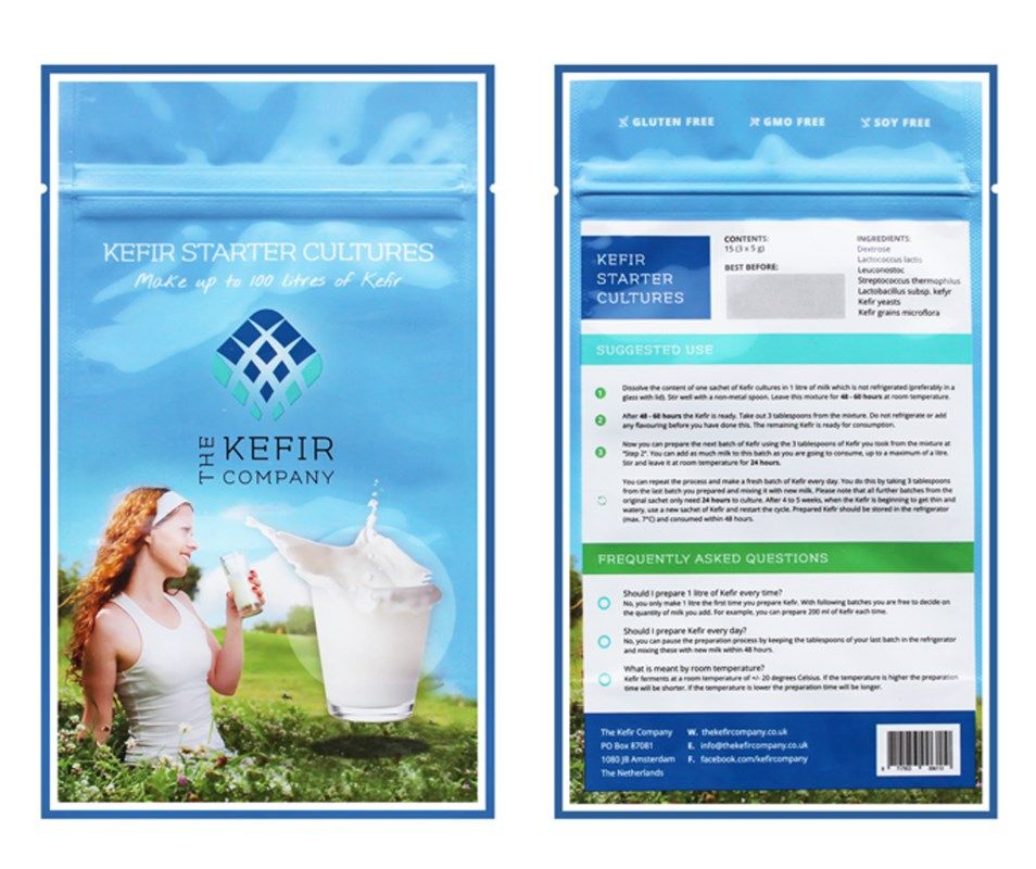 The Kefir Company Kefiiri Hapate, sinisen kefiirihapatepakkauksen etu- ja takaosa, kuvituksena nainen juomassa kefiirilasillista ulkona; pakkaus mattapintainen pyöristetyin kulmin; luettavissa tuotetietoja, käyttöohjeita, usein kysyttyjä kysymyksiä, ainesosaluetteloja sekä tietoa elävistä kannoista; teksti antiikva- ja groteskifontein valkoisena ja tummansinisenä; pääkuvassa valkoinen ulkotausta.