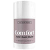 The Skin Agent Comfort Anti Chafe Balm; puikko The Skin Agentin Comfort Anti Chafe Balm -tuotetta, suunniteltu herkille alueille; muovinen sylinterinmuotoinen säiliö on mattavalkoinen alaosan beigellä etiketillä; etiketissä selkeää, suuraakkosista valkoista groteskitekstiä; ei näkyviä ihmisiä tai käsiä; yksivärinen tausta tasaisessa valaistuksessa; studiotuotekuva, keskitetty sommittelu.