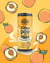The Good Guys Fiber Pop Peach; keltainen tölkki tekstillä Fiber Pop Peach ympäröitynä kokonaisilla persikoilla ja persikkaviipaleilla yhtenevällä keltaisella taustalla valkoisin korostuksin; tölkki korostaa ravintokuitua, sinkkiä ja C-vitamiinia; tölkki sylinterin muotoinen mattapinnalla; typografia siistiä, lihavoitua groteskia valkoisena ja tummankeltaisena; ei ihmisiä tai käsiä kuvassa; kuva tasokuvana.