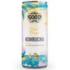 The Good Guys Luomu Kombucha Magical Mango; 330 ml:n alumiinitölkki pystyssä; lieriön muotoinen ja mattapintainen, värikkäitä tyyliteltyjä trooppisia kasvikuvituksia sekä sarjakuvamaisia gepardeja vaaleanpastellisella taustalla; lihavoitu versaaligroteski tuotenimessä; ei ihmisiä tai käsiä, studiovalaistus.
