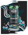 The Good Guys Sokeriton Kombucha Inkivääri; tölkki lieriön muotoisena ja kiiltäväpintaisena, etiketissä teksti "The Good Guys Ginger Kombucha" lihavoidulla groteskifontilla; ympärillä kuvitettuja apilankukkia, vihreitä lehtiä, kombutshakuplia ja perhosia mattamustalla taustalla valkoisin kaarevin viivoin; ei ihmisiä tai käsiä, suora tuotekuva.
