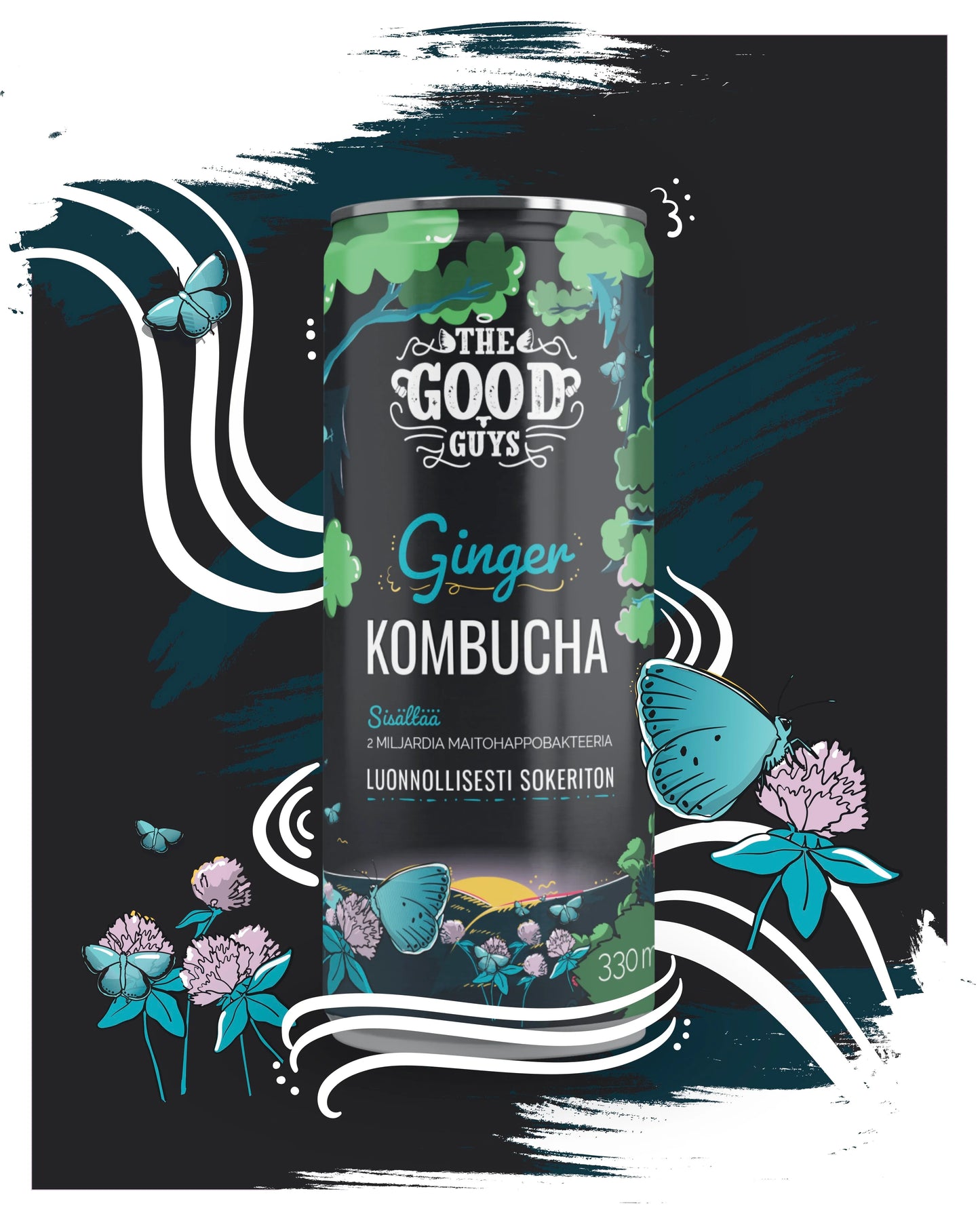 The Good Guys Sokeriton Kombucha Inkivääri; tölkki lieriön muotoisena ja kiiltäväpintaisena, etiketissä teksti "The Good Guys Ginger Kombucha" lihavoidulla groteskifontilla; ympärillä kuvitettuja apilankukkia, vihreitä lehtiä, kombutshakuplia ja perhosia mattamustalla taustalla valkoisin kaarevin viivoin; ei ihmisiä tai käsiä, suora tuotekuva.