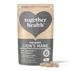 Together Health Lions Mane; ruskea uudelleensuljettava pussi tekstillä ”together health Organic Lions Mane” ravintolisätietoineen, vieressä kaksi beigenväristä kapselia, valkoisella taustalla; pussi mattapintainen pyöristetyin kulmin; etiketin typografia groteskia sekä pien- että versaalikirjaimin; asettelu yksinkertainen ja selkeästi jaoteltu; ei ihmisiä tai käsiä kuvassa.