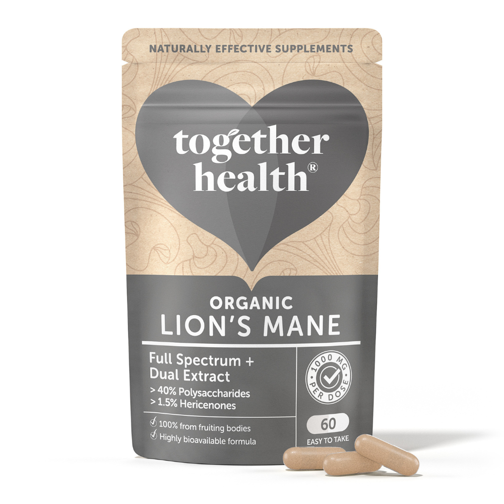 Together Health Lions Mane; ruskea uudelleensuljettava pussi tekstillä ”together health Organic Lions Mane” ravintolisätietoineen, vieressä kaksi beigenväristä kapselia, valkoisella taustalla; pussi mattapintainen pyöristetyin kulmin; etiketin typografia groteskia sekä pien- että versaalikirjaimin; asettelu yksinkertainen ja selkeästi jaoteltu; ei ihmisiä tai käsiä kuvassa.