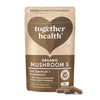 Together Health Mushroom 5; ruskea ja beige mattapintainen pussi uudelleensuljettavalla yläreunalla, etiketissä teksti ”together health Organic Mushroom 5” lihavoidulla groteskilla; pakkauksessa mainittu ”Full Spectrum + Dual Extract” ja ”60 vegetarian capsules”; kaksi vaaleanruskeaa kapselia aseteltuna tasaiselle pinnalle pussin eteen; kuva keskitetty neutraalilla taustalla, ei ihmisiä tai käsiä.