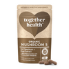 Together Health Mushroom 5; ruskea ja beige mattapintainen pussi uudelleensuljettavalla yläreunalla, etiketissä teksti ”together health Organic Mushroom 5” lihavoidulla groteskilla; pakkauksessa mainittu ”Full Spectrum + Dual Extract” ja ”60 vegetarian capsules”; kaksi vaaleanruskeaa kapselia aseteltuna tasaiselle pinnalle pussin eteen; kuva keskitetty neutraalilla taustalla, ei ihmisiä tai käsiä.