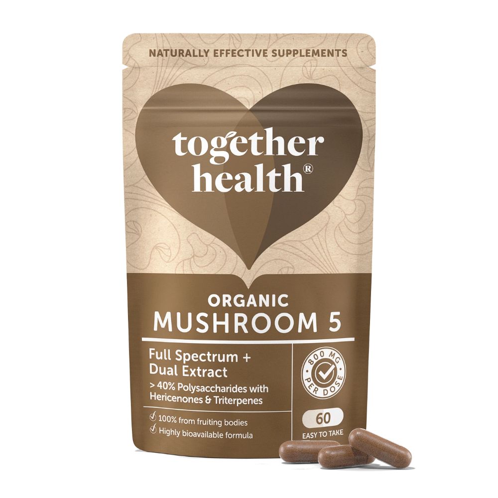 Together Health Mushroom 5; ruskea ja beige mattapintainen pussi uudelleensuljettavalla yläreunalla, etiketissä teksti ”together health Organic Mushroom 5” lihavoidulla groteskilla; pakkauksessa mainittu ”Full Spectrum + Dual Extract” ja ”60 vegetarian capsules”; kaksi vaaleanruskeaa kapselia aseteltuna tasaiselle pinnalle pussin eteen; kuva keskitetty neutraalilla taustalla, ei ihmisiä tai käsiä.