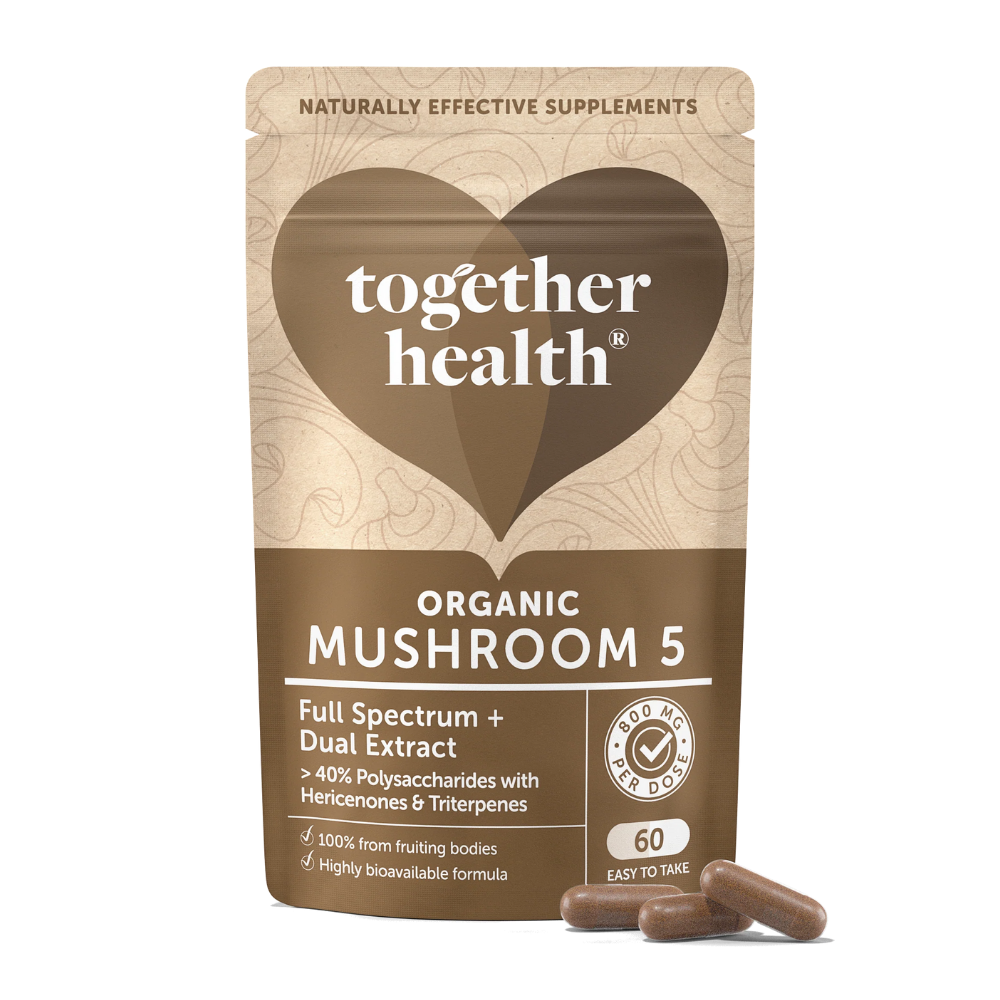 Together Health Mushroom 5; ruskea ja beige mattapintainen pussi uudelleensuljettavalla yläreunalla, etiketissä teksti ”together health Organic Mushroom 5” lihavoidulla groteskilla; pakkauksessa mainittu ”Full Spectrum + Dual Extract” ja ”60 vegetarian capsules”; kaksi vaaleanruskeaa kapselia aseteltuna tasaiselle pinnalle pussin eteen; kuva keskitetty neutraalilla taustalla, ei ihmisiä tai käsiä.