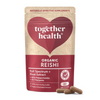 Punainen ja beige mattapintainen pussi merkinnällä 'together health Organic Reishi' selkeällä pienaakkosisella fontilla. Pussi on suorakulmainen kuumasaumatuin reunoin, ja etupuolella on sydämenmuotoinen kuvio. Kaksi ruskeaa kapselia on aseteltu pakkauksen eteen valkoiselle taustalle. Pakkauksessa mainitaan ravintolisän tiedot ja sydänkuvio, ja kapselit lepäävät pakkauksen edessä.