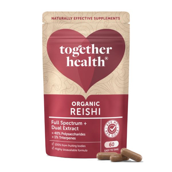 Punainen ja beige mattapintainen pussi merkinnällä 'together health Organic Reishi' selkeällä pienaakkosisella fontilla. Pussi on suorakulmainen kuumasaumatuin reunoin, ja etupuolella on sydämenmuotoinen kuvio. Kaksi ruskeaa kapselia on aseteltu pakkauksen eteen valkoiselle taustalle. Pakkauksessa mainitaan ravintolisän tiedot ja sydänkuvio, ja kapselit lepäävät pakkauksen edessä.