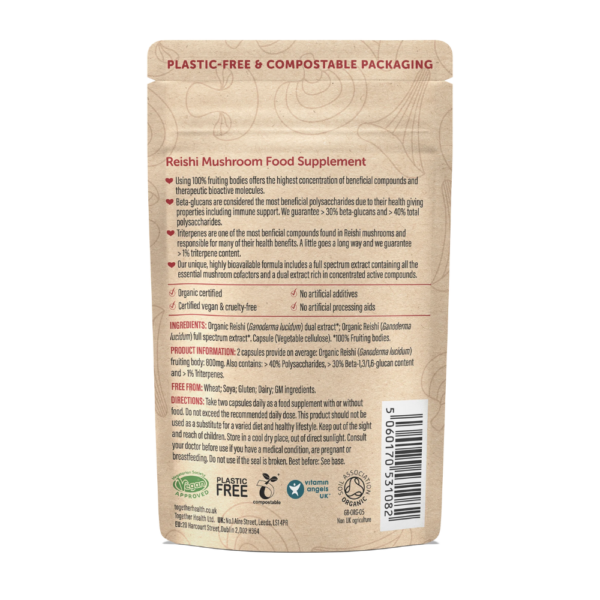 Together Health Reishi; kompostoituvan pakkauksen takaosa tekstillä Reishi Mushroom Food Supplement, sisältäen yksityiskohtaisen tuotekuvauksen, luonnollisia ainesosia, sertifiointeja kuten luomu tai vegaaniystävällinen, selkeät käyttöohjeet ja viivakoodin oikeassa alakulmassa; mattapintainen paperipussi pyöristetyin reunoin, väri vaaleanruskea; mustaa groteskityypografiaa; ei ihmisiä tai rekvisiittaa; kuvattu valkoista taustaa vasten.