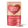 Punainen ja beige joustava pakkaus Together Health Vitamin B12 shiitakesienestä seisoo pystyssä tasaisella alustalla. Kolme luonnonvalkoista vegaanista kapselia on aseteltu pakkauksen eteen. Mattapintainen pakkaus on suorakulmainen pyöristetyin kulmin ja siinä on lihavoitua tummaa pääteviivatonta tekstiä. Luettavat viestit viittaavat luonnollisiin ainesosiin, optimaaliseen annokseen ja 30 helposti otettavaan kapseliin. Pelkistetty tausta ilman näkyvää ympäristöä tai ihmisiä.
