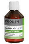 Tolonen Camelinaöljy, ruskea muovipullo pyöristetyin hartioin ja kiiltäväpinnalla, päällä litteä valkoinen kierrekorkki; etusivun etiketissä teksti "Tolonen Camelinaöljy" lihavoiduin mustin kirjaimin sekä lisää suomenkielistä tekstiä pienemmällä fontilla; pieni Suomen lipun logo etiketin oikealla puolella; tausta valkoinen, ei ihmisiä eikä käsiä näkyvissä.
