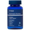 Trace Minerals Electrolyte Stamina; sininen sylinterinmuotoinen muovipullo kierrekorkilla, pinta kiiltävä; etiketissä pääosin valkoista ja sinistä väriä ja groteskikirjasin tekstille ”trace Electrolyte Stamina Hydration Support Tablets”; etikettiteksti mainitsee 90 tablettia, kukin 1000 mg, tuote lihasenergian, kestävyyden ja sitkeyden tueksi tasapainoisten elektrolyyttien avulla; valkoinen tausta, ei ihmisiä tai toimintaa näkyvissä.