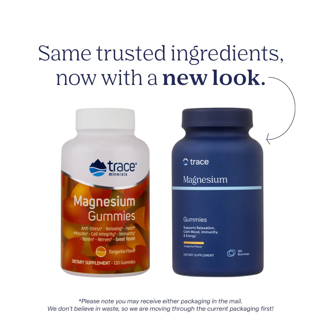 Trace Minerals Magnesium Gummies Watermelon; kaksi Trace Minerals -magnesiumpurukumipulloa on esillä, toinen alkuperäisessä oranssi-valkoisessa muotoilussa ja toinen uudessa sinisessä pakkauksessa; molemmat ovat sylinterinmuotoisia muovipulloja kierrekansilla, seisovat pystyssä valkoista taustaa vasten; oranssi-valkoisessa pullossa lihavaa valkoista groteskitekstiä, sinisessä pakkauksessa valkoista ja vaaleansinistä groteskitekstiä; teksti kertoo samojen luotettujen ainesosien jatkuvan uudella ulkoasulla.