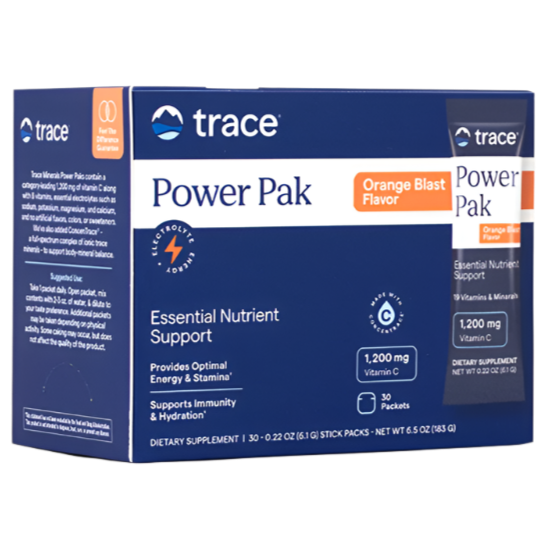 Trace Minerals Electrolyte Stamina Power Pak; sininen ja oranssi Trace Power Pak -laatikko, merkitty Orange Blast Flavor, sisältää 30 annospussia; suorakulmainen pahvipakkaus on kiiltäväpintainen; teksti ja kuvitus lihavalla valkoisella ja oranssilla fontilla; etiketissä mainitaan tärkeiden ravintoaineiden tuki 1 200 mg:n C-vitamiinilla vastustuskyvylle, energialle ja nesteytykselle; yksivärinen tausta, ei ihmisiä tai käsiä näkyvissä; kuva otettu suoraan edestä silmän tasolta.