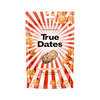 Pussi True Dates -karamellipopcorn-taateleita, pakkauksessa punavalkoraidallinen tausta sekä kuvia popcornista ja taateleista. Uudelleensuljettava pussi on mattapintainen, ja siinä on rohkeaa valkoista ja kultaista tekstiä. Etiketissä näkyvät tuotenimi, maku sekä väittämät kuten valmistettu Tanskassa ja ei lisättyä sokeria. Kuvassa ei ole ihmisiä eikä käsiä; tuote on kuvattu yksinään neutraalia taustaa vasten.